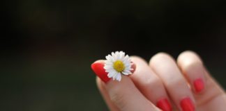 Paznokcie hybrydowe – nowa moda