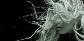 Puder do włosów – jak go używać i jak działa?