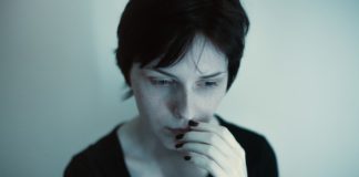 Sposoby na oklapnięte włosy