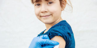 Szczepienia obowiązkowe dla dzieci – korzyści, kalendarz szczepień, działania niepożądane