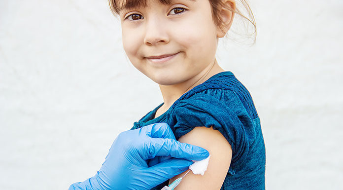 Szczepienia obowiązkowe dla dzieci – korzyści, kalendarz szczepień, działania niepożądane
