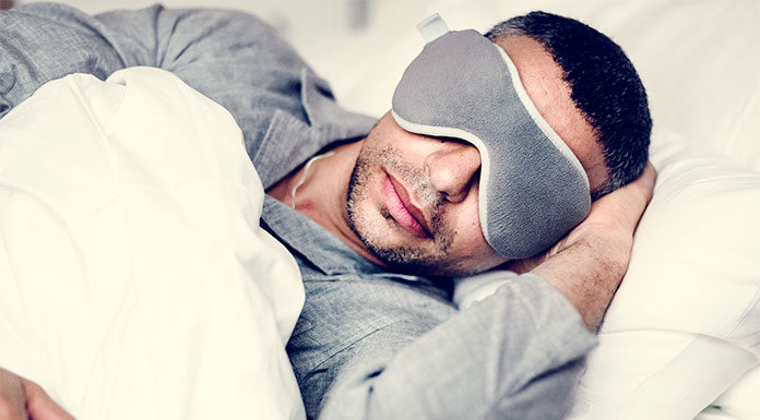 mężczyzna podczas snu