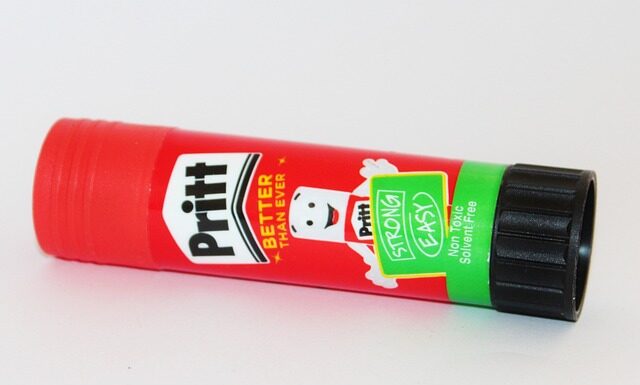 Jak usunąć klej do protez z podniebienia?