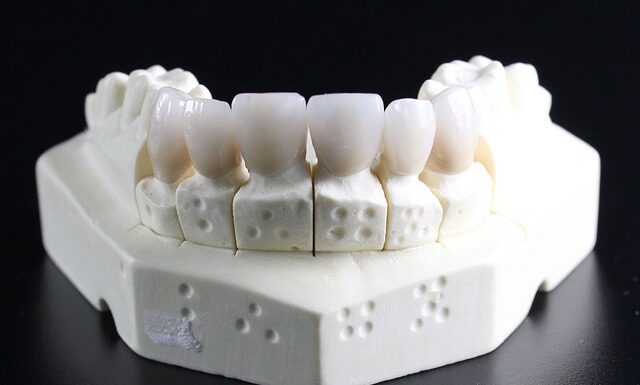 Czy protezy zębowe należy wyjmować na noc?