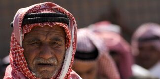 Jak myć głowę żeby nie zamoczyć uszu?