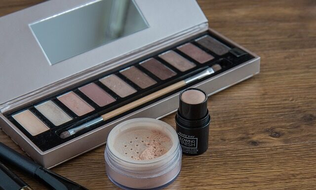 Co zrobić żeby korektor nie wchodził w zmarszczki pod oczami?