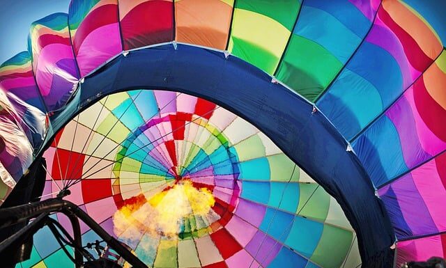 Jak się pompuje piłkę rehabilitacyjną?