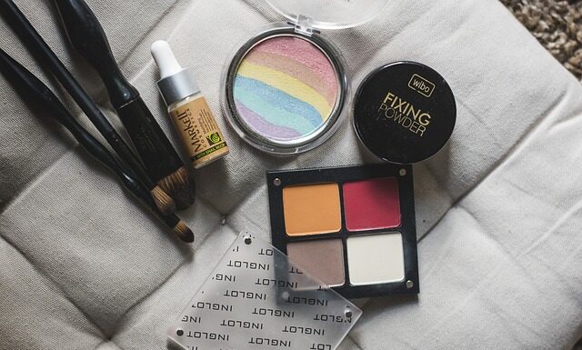 Co najpierw rozświetlacz czy puder? Co najpierw rozświetlacz czy puder?