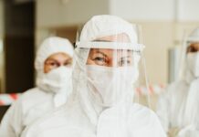 Co najpierw płatki pod oczy czy maseczka?