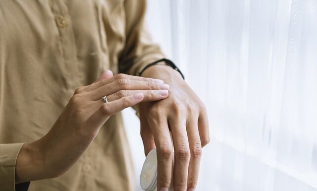 Czy krem nivea można nakładać na usta?