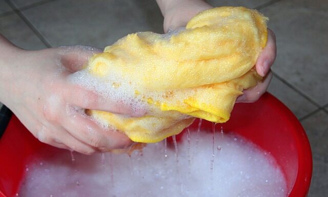 Jak samemu zrobić płyn do czyszczenia okularów?