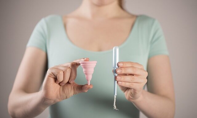 Jak założyć tampon bez cenzury?