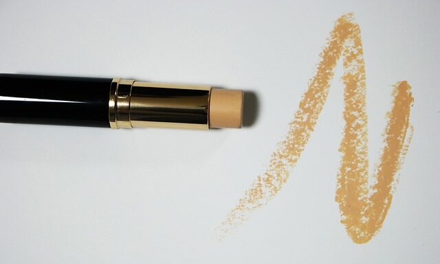 Czy można nakładać podkład pod oczy?