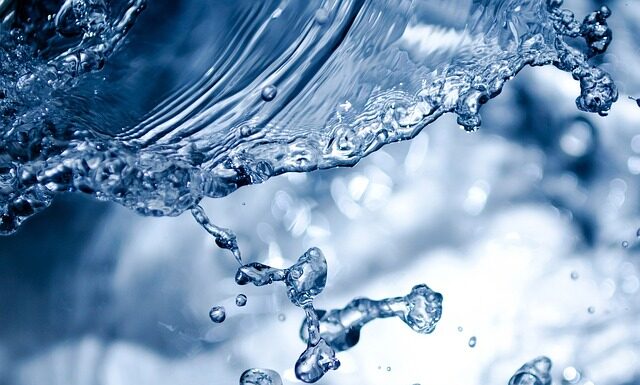 Jak używać płynu do soczewek?